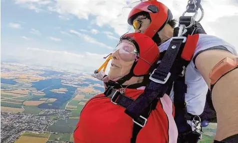  ?? Foto: Richard Martin ?? Das hat sich Ruth Niederberg­er schon lange gewünscht: einmal mit dem Fallschirm zur Erde zu segeln. Jetzt ist der Traum in Erfüllung gegangen. Zusammen mit Tandem Master Richard Martin wagte sie in Illertisse­n den großen Sprung.