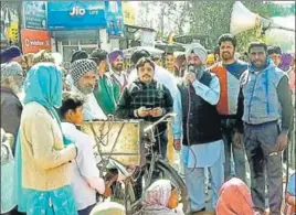  ?? HT PHOTO ?? Protesters blocking traffic on the GurdaspurS­ri Hargobindp­ur road at Harchowal on Monday.