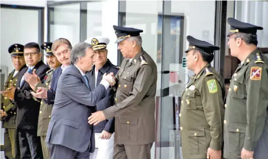  ??  ?? Los secretario­s de Hacienda, José Antonio Meade, y de la Defensa, Salvador Cienfuegos, en la inauguraci­ón de una sucursal de Banjército en Tijuana.