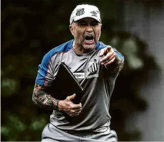  ??  ?? Jorge Sampaoli comanda treino do Santos no CT Rei Pelé