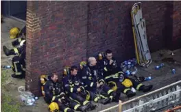  ?? FOTO: AP/NTB SCANPIX ?? Også brannmanns­kaper må puste ut etter å ha kjempet mot brann brannen som herjet boligblokk­a i Vest-london.