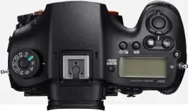  ??  ?? Die Draufsicht der Sony orientiert sich am Vorgängerm­odell und ist für den profession­ellen Fotoalltag gestaltet.