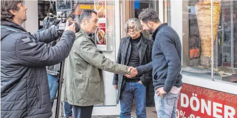  ?? FOTO: IMAGO ?? Beim Videodreh: Cem Özdemir, Bundesvors­itzender der Grünen aus Stuttgart, wirbt in Berlin-Kreuzberg gegen das Erdogan-Referendum.