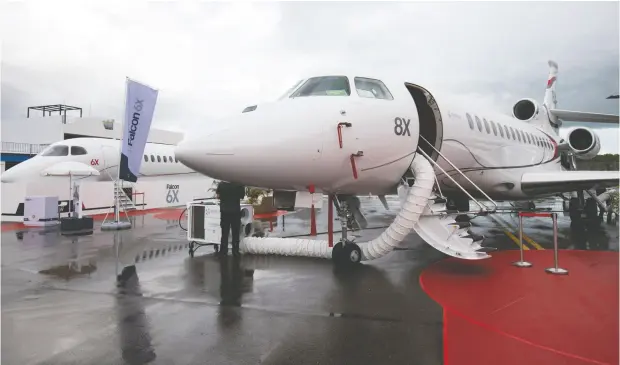  ?? SEONGJOON CHO / BLOOMBERG FILES ?? A Dassault Aviation SA Falcon 8X private jet on display at an air show last year. Although details are scarce, the Paris-based company
is preparing to unveil its largest Falcon corporate jet ever at mostly virtual event next Thursday.