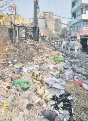  ?? SONU MEHTA/HT PHOTO ?? Streets across east Delhi remained flooded with garbage as the strike entered the 28th day on Monday.