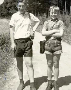  ??  ?? Fesch in kurzen Hosen: Unser Autor Silvano Tuiach (links) mit seinem Freund Wolf gang. Das Bild entstand Anfang der 60er.