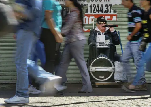  ?? JORGE CASTILLO ?? ¡No es cualquiera!; Víctor Díaz tiene 50 años cantando en la capital. Canta con pistas, a pesar de padecer severos problemas de salud.