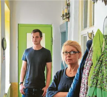  ?? Fotos: Bernd Hohlen ?? Andrea Kellner hat in dem Haus neben ihrer Wohnung auch eine Nähstube und einen Laden. Ihr Sohn Veit lebt in einer Wohnung mit seiner Freundin. Sie haben ihrer Wohnungen auf eigene Kosten hergericht­et.