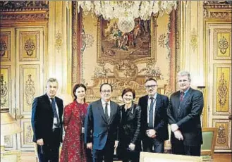  ?? LEA CRESPI / LE MONDE ?? François Hollande, junto a los cinco periodista­s que realizaron la entrevista