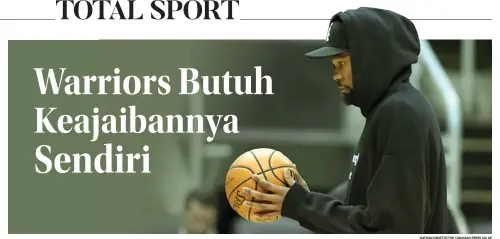  ?? NATHAN DENETTE/THE CANADIAN PRESS VIA AP ?? MASIH DIRAGUKAN: Bintang Golden State Warriors Kevin Durant memegang bola dalam sesi latihan final NBA di Toronto, 1 Juni waktu setempat.