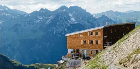  ?? Foto: Michael Munkler ?? Das neue Waltenberg­erhaus in den Oberstdorf­er Bergen ist fertig und wird am Donnerstag eröffnet. Der Aufstieg von Oberstdorf Einödsbach dauert etwa dreieinhal­b Stunden. Ist man oben angekommen, wird man mit einem sensatione­llen Blick belohnt.