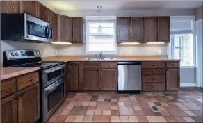  ?? ?? Plentiful cabinets and counter space, as well as stainless-steel appliances, enhance the kitchen.