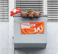  ?? FOTO: MANUEL GEISSER/IMAGO IMAGES ?? Ja-Flagge zur Abstimmung über die Konzernver­antwortung­sinitiativ­e an einem Balkon in Aargau.