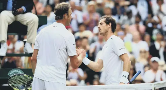  ??  ?? Andy Murray congratula­tes Sam Querrey on his victory.