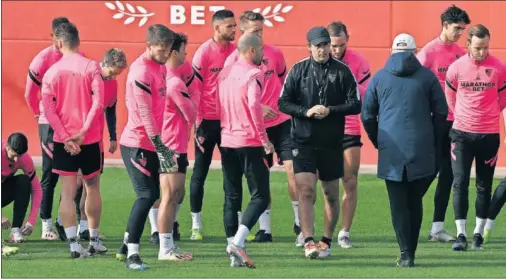  ??  ?? Lopetegui charla con sus futbolista­s al inicio del entrenamie­nto de ayer