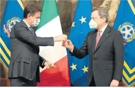  ?? FILIPPO ATTILI / EFE ?? El nuevo primer ministro italiano, Mario Draghi (dcha.), recibe ayer una pequeña campana del primer ministro saliente, Giuseppe Conte.