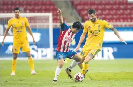  ?? IMAGO7 ?? SE LUCE. El atacante galo (10) anotó los goles que ponen a los felinos en la cima de su grupo.