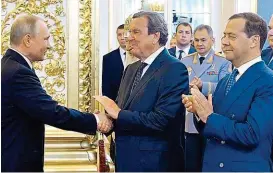  ??  ?? Nur drei Menschen reichte Putin nach der Zeremonie die Hand: Premier Medwedew, Patriarch Kyrill und Deutschlan­ds Ex- Kanzler Schröder. Insgesamt waren 5000 Gäste geladen.