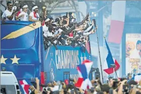  ?? FOTO: AP ?? El paseo por los Campos Elíseos de los campeones del mundo sólo duró 12 minutos