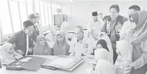  ??  ?? MESRA: Wan Junaidi bersama Dr Hazland dan Rakayah beramah mesra dengan murid di bangunan baharu Sekolah Kebangsaan Tanjung Bako.