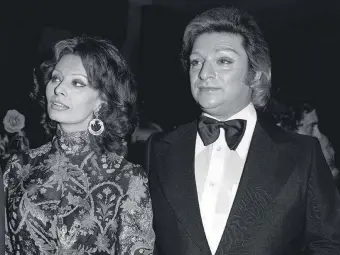  ??  ?? Italian actress Sophie Loren (L) and Zeki Müren at a reception held in Loren’s honor in Turkey, April 26, 1974.