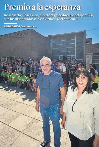  ?? (PEDRO CASTILLO) ?? José, Rosa y los chicos. Los docentes frente al colegio donde trabajan y enseñan todos los días.