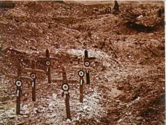  ?? Foto: Peter Bauer (Repro) ?? Tote gab es auf allen Seiten. Auf dem Bild sind französisc­he Soldatengr­äber bei Fort Vaux zu sehen.