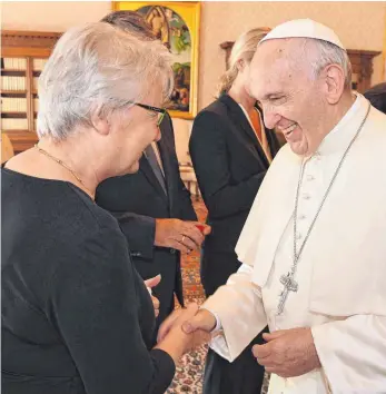  ?? FOTO: DPA ?? Annette Schavan und Papst Franziskus im Jahre 2016: Die deutsche Botschaft in Vatikansta­dt bleibt auch künftig die Wirkungsst­ätte der CDU-Politikeri­n.