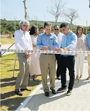  ?? CÉSAR BOLÍVAR ?? Carlos Arango, Roberto Moreno y el minviviend­a Jonathan Malagón inaugurand­o Alameda del Río.