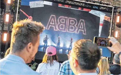  ?? FOTO: KALAENE/DPA ?? Beim Event „Abba Voyage“in Berlin kündigte die Kultband vor Fans via Liveübertr­agung ein neues Album an.