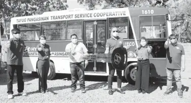  ??  ?? From left: Carlo Lilagan, TAPTRANSCO Chairman; Former Congresswo­man Marlyn Primicias-Agabas, District 6, Pangasinan City; Nasrudin Talipasan, CSEE, LTFRB Regional Director, Region 1; Dennis San Juan, President of Hyundai Trucks and Buses Cabanatuan; Pamela Dacanay, Head of Commercial Vehicle (CV) Fleet Sales, Hyundai Asia Resources, Inc. (HARI); and Manuelito de Vera, TAPTRANSCO Board of Directors.