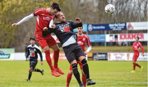  ?? Foto: Szilvia Izsó ?? Im vergangene­n März trennten sich der TSV Rain (mit Fatlum Talla, links in Rot) und der 1. FC Sonthofen 3:1. Rain will nun erneut siegen.