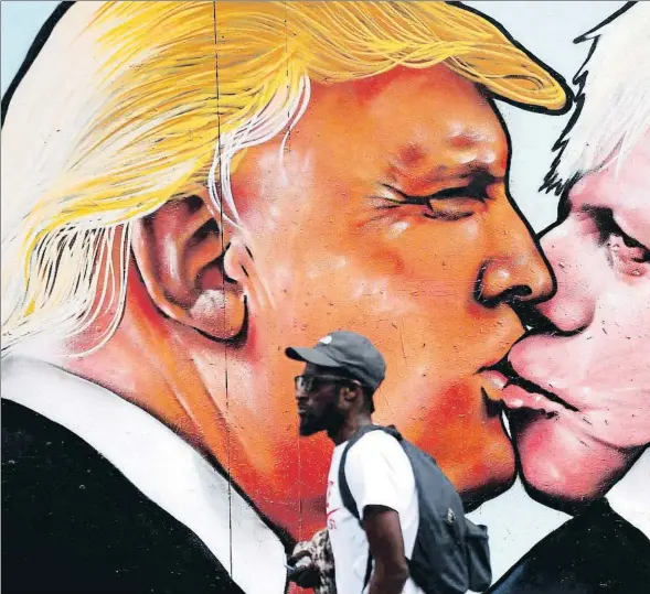  ??  ?? Trump i Johnson es fan un petó –com Brézhnev i Honecker el 1979– al mural pintat a Bristol pels grafiters Felix Braun i Jack Dones