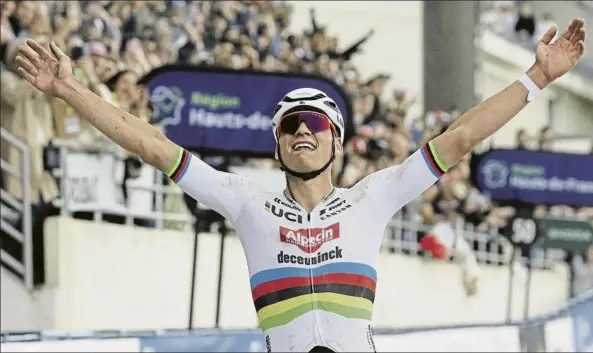  ?? FOTO: EFE ?? Mathieu Van der Poel se dio un baño de masas en el Vélodrome André-pétrieux, sede final de la París-roubaix desde 1943