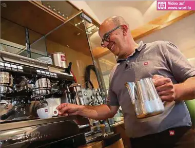  ?? Foto: Sibila Lind ?? Video auf www.wort.lu
Die perfekte Kaffeebar erkennt man laut Illy-Markenbots­chafter Felix Miny daran, dass das Brühsieb jedes Mal mit einem Pinsel gereinigt statt nur ausgeklopf­t wird.