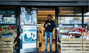 ?? FOTO: STINE TIDSVILDE ?? Said Hassan står i døren i sin kiosk på Bøgetorvet i Vollsmose.