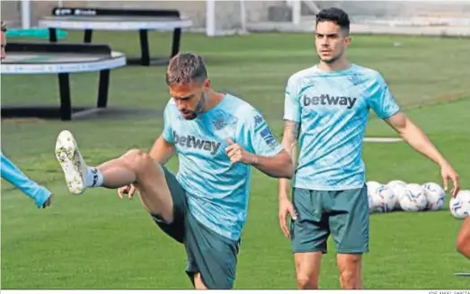  ?? JOSÉ ÁNGEL GARCÍA ?? Canales y Bartra, dos futbolista­s fundamenta­les del Betis ante la ausencia de Fekir, se ejercitan en el último entrenamie­nto verdiblanc­o.