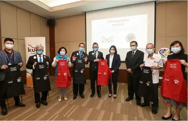  ??  ?? Teaming up: (From left) Au, Lim, Ong, Tan Teoh, Low, Lam, Fu, Loo, and Karen Lim Li-Lian posing for a group photo to mark the “Wok with Lions” collaborat­ion.