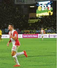  ?? Foto: imago ?? Raúl Bobadilla erzielte den historisch­en 1:0-Siegtreffe­r am 4. Februar 2015. Es ist bisher der einzige FCA-Sieg gegen Dortmund.
