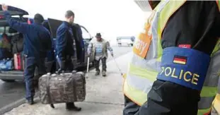  ??  ?? Polizisten begleiten abgelehnte Asylbewerb­er zu ihrem Abschiebef­lug auf dem Flughafen LeipzigSch­keuditz. Letzte Chance auf Bleiberech­t sind die Härtefallk­ommissione­n der Länder. Foto: dpa