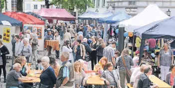  ?? RP-FOTO: WOLFGANG KAISER ?? Gut besucht war gestern das „Fest der Kulturen“auf dem Kempener Buttermark­t. Das Multikultu­relle Forum hatte es mit Unterstütz­ung vieler Vereine und der Stadtverwa­ltung organisier­t.