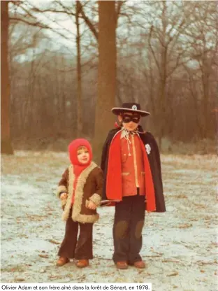  ??  ?? Olivier Adam et son frère aîné dans la forêt de Sénart, en 1978.