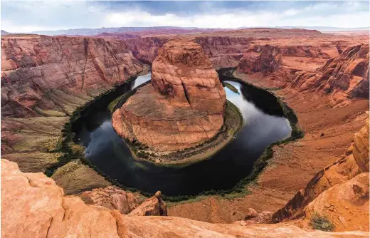  ??  ?? Spectacula­r Horseshoe Bend, Arizona and, right, historic Route 66