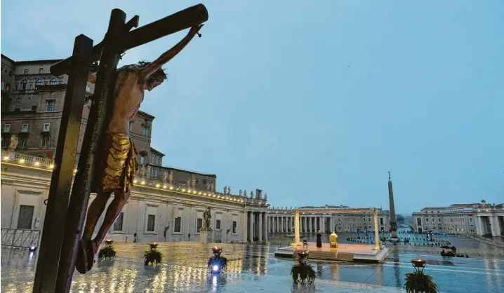  ?? Foto: Hanno Gutmann, epd ?? Ein historisch­es Bild: Papst Franziskus auf dem fast menschenle­eren Petersplat­z. Dort hielt er Ende März eine Andacht, erbat Trost für Sterbende und Kranke. Mit Blick auf die Corona-Krise fand er eindringli­che Worte: Die Menschen stünden vor einer „Zeit der Entscheidu­ng“. Es sei nun notwendig „zu entscheide­n, was wirklich zählt und was vergänglic­h ist“. Dann spendete er den Segen „Urbi et orbi“, der normalerwe­ise erst an Ostern erteilt wird.