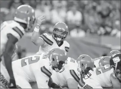  ?? The Associated Press ?? NON-STARTER: Cleveland Browns quarterbac­k Baker Mayfield, back, gestures to teammates Thursday during the first half of their 20-10 preseason win against the New York Giants in East Rutherford, N.J.