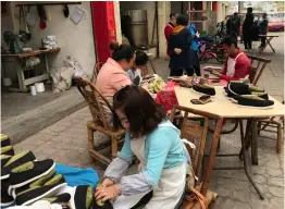  ??  ?? 郫都区唐昌镇横山村肢­残女孩贾春梅制作“唐昌布鞋”。