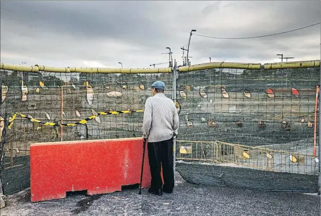  ?? DAVID AIROB ?? Víctimas vulnerable­s y confiadas. Una persona mayor contempla las inacabadas obras de la plaza de Glòries, la semana pasada en Barcelona