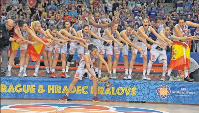  ??  ?? TRICAMPEON­AS. Laia Palau, con sus compañeras detrás, a punto de levantar la copa de campeonas de Europa, la tercera que gana España en un Eurobasket.