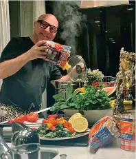  ??  ?? Da sinistra, Stefano Gabbana alle prese con i suoi «patchwork» e Domenico Dolce ai fornelli in esclusiva per il Corriere della Sera