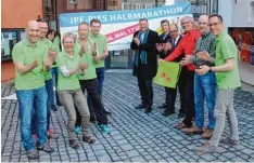  ?? Foto: Bernhard Hampp ?? Organisato­ren der Vereine TSV Nördlingen und TV Bopfingen, Vertreter der beiden Städte und Sponsoren feuern schon jetzt die Läufer an.